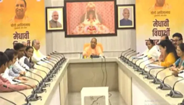 मुख्यमंत्री योगी ने लखनऊ के हाईस्कूल के मेधावी छात्र-छात्राओं से की मुलाकात