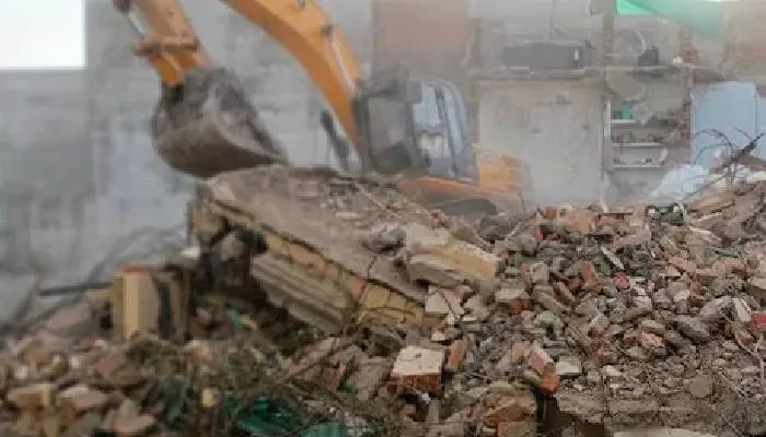 प्रयागराज हिंसा के मास्टरमाइंड जावेद पंप का दो मंजिला इमारत हुआ जमींदोज, करीब पांच घंटे तक चले 3 JCB