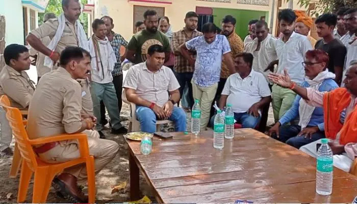बहराइच: प्रार्थना सभा की आंड़ में धर्म परिवर्तन का आरोप लगाते हुये ग्रमीणों ने किया प्रदर्शन