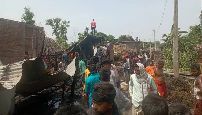 बहराइच: अज्ञात कारणों से लगी आग, चार मकान जलकर राख …लाखों का हुआ नुकसान