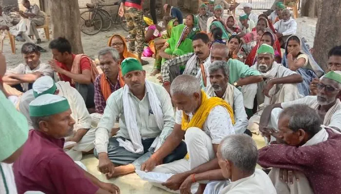बहराइच: किसानों ने सात सूत्रीय मांगों को लेकर ब्लॉक पर किया प्रदर्शन, सौंपा ज्ञापन