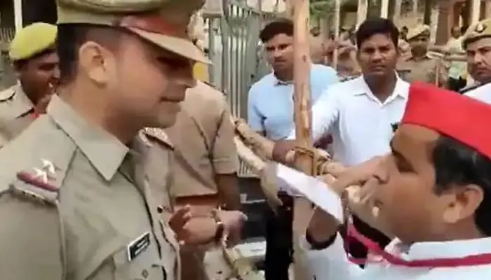 आजमगढ़: दरोगा पर भड़के धर्मेंद्र यादव, चिल्‍लाकर बोले- हाऊ कैन यू रोक, वीडिओ वायरल