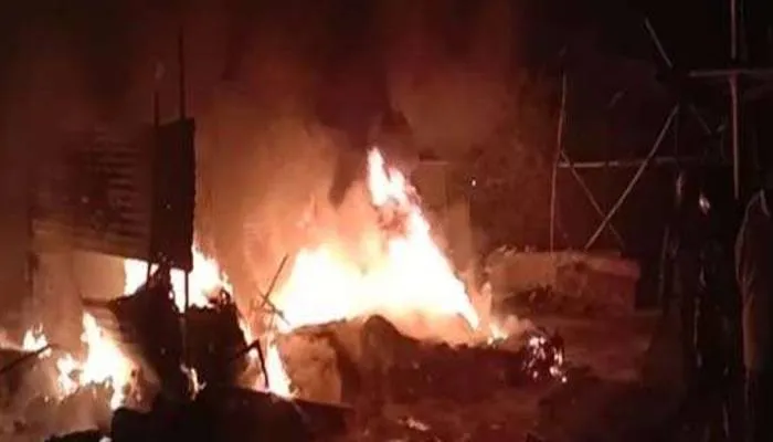 हरदोई: मूंगफली भूनते समय लगी आग, 16 घरों की गृहस्थी जलकर हुई खाक