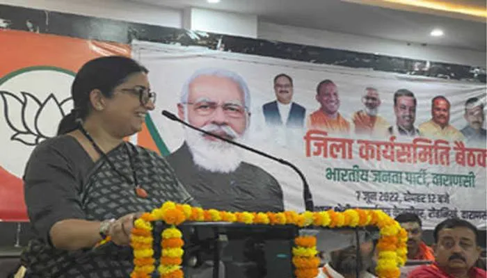 वाराणसी: जब ”चिंता देवी” की चिंता को मिनटों में केंद्रीय मंत्री स्मृति ईरानी ने किया दूर
