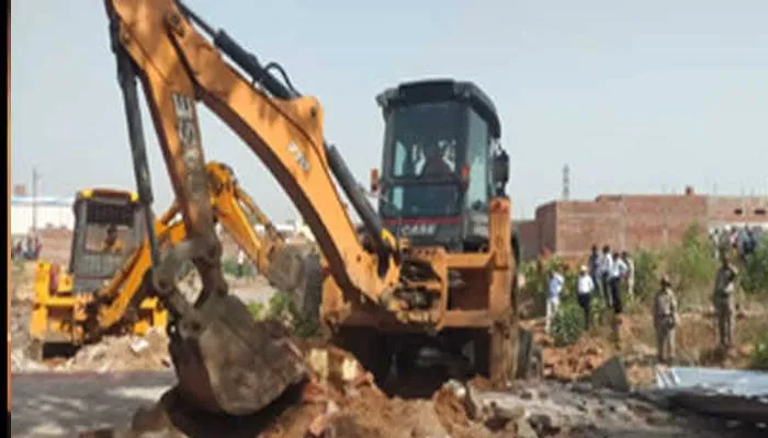 झांसी में फिर चला बुलडोजर, नगर निगम की जमीन पर बना विवाह घर हुआ ध्वस्त