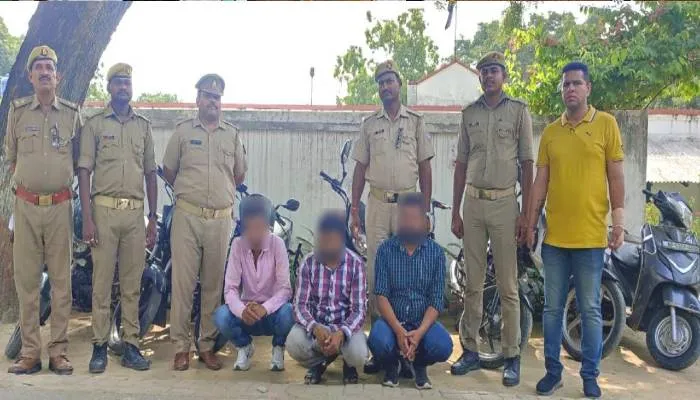 गोरखपुर: फर्जी दस्तावेज तैयार कर वाहनों को नेपाल बेचने वाले तीन गिरफ्तार, दो चार पहिया वाहन समेत आठ बाइक बरामद