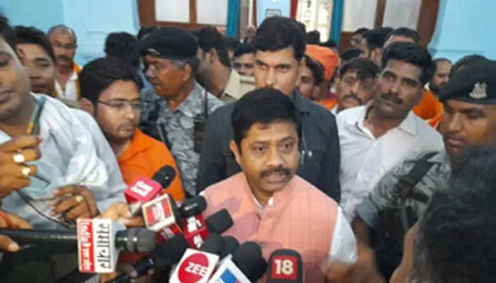 वोट के लिये जिन्ना को आदर्श बताने वाले अखिलेश की क्या बात करें: नंद गोपाल नंदी