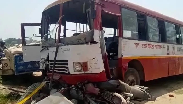 हरदोई: बेकाबू रोडवेज बस सड़क के किनारे खड़ी कई गाड़ियों को रौंदा, मची अफरा-तफरी