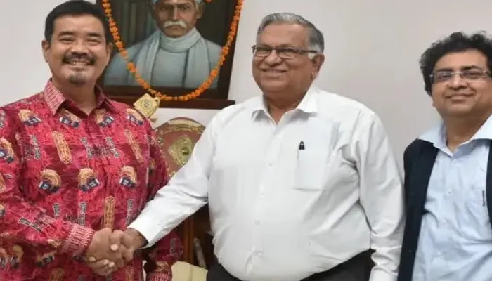 वाराणसी: जापान के राजनयिक ने किया बीएचयू का दौरा, कुलपति से की मुलाकात