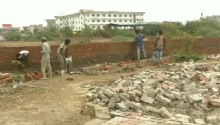 कानपुर: एसडीएम के आदेश के बावजूद नहीं रुका निर्माण, न्याय के लिये भटक रहा बुजुर्ग