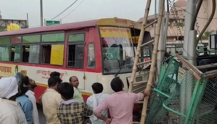 लखनऊ: हाईकोर्ट के पास ट्रांसफार्मर में घुसी तेज रफ्तार रोडवेज बस, बाल-बाल बचे यात्री