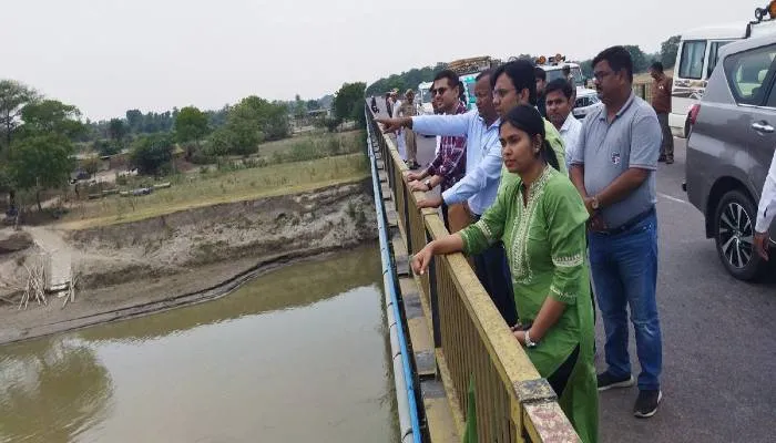 बाराबंकी: जिलाधिकारी ने बाढ़ से बचाव कार्यों का किया निरीक्षण, भगहर झील पर बनाई गई नर्सरी को देखकर जाहिर की खुशी