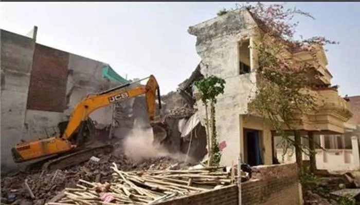 प्रयागराज: PDA पर लगा जावेद पंप के बजाय पत्नी का मकान जमींदोज करने का आरोप