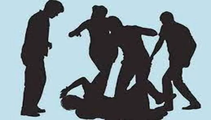 अयोध्या: राम की पैड़ी में स्नान के दौरान युगल को रोमांस करना पड़ा महंगा, युवक को लोगों ने पीटा
