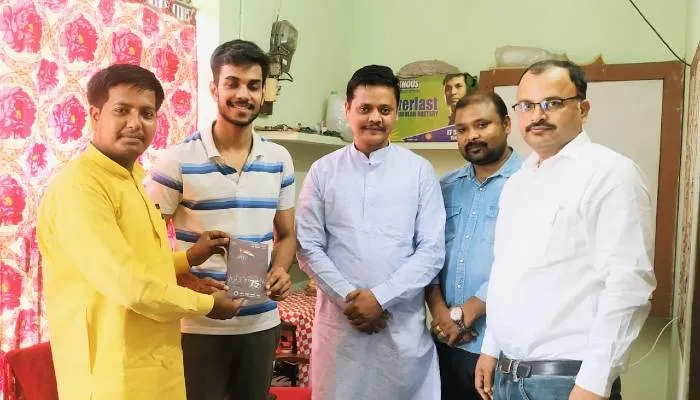 गोरखपुर: यूपीएससी में 56वीं रैंक प्राप्त करने वाले अर्पित से एबीवीपी कार्यकर्ताओं ने मिलकर दी बधाई