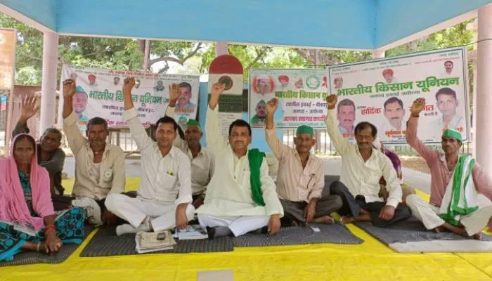 अयोध्या: भाकियू के धरने में समाधान के लिए पहुंचे तहसीलदार बैरंग लौटे