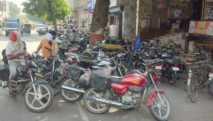 अयोध्या: अभी भी सड़कें बनी हैं पार्किंग, चल रहे अवैध टैक्सी स्टैंड… रस्म अदायगी कर खामोश बैठा प्रशासन