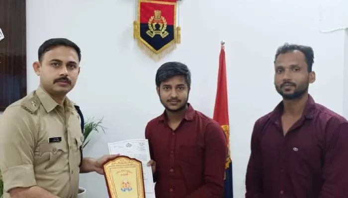 बाराबंकी: पुलिस अधीक्षक ने यूपी बोर्ड की मेरिट सूची में शामिल तीनों छात्रों को किया सम्मानित