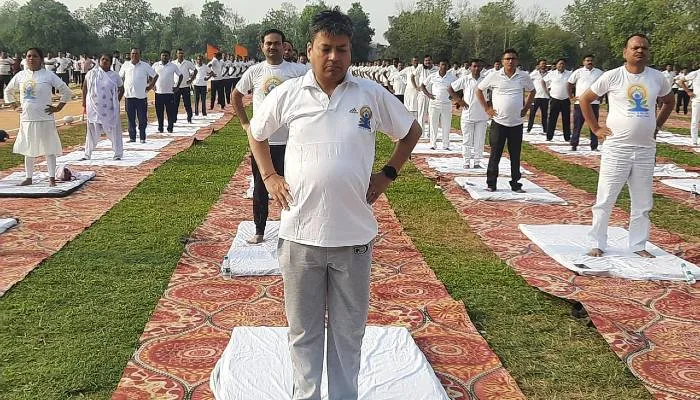 अंतरराष्ट्रीय योग दिवस: गोंडा में घर से लेकर मैदान तक लोगों ने किया योगाभ्यास
