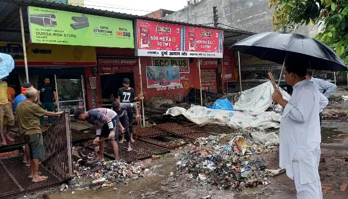 हरदोई में जमकर बरसे बदरा: 15 घंटे में हुई 138 मिमी बारिश, खिले किसानों के चेहरे