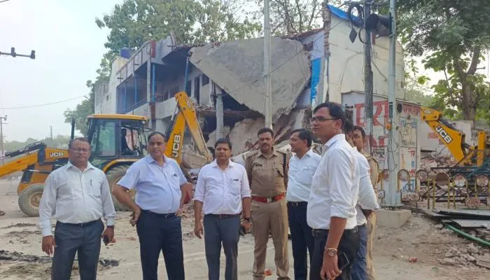 अयोध्या: अवैध बता ढहाया दुकान और मकान, पीड़ितों ने लगाया यह आरोप