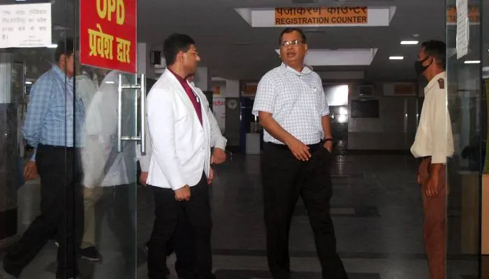 अपर मुख्य सचिव अमित मोहन ने किया बलरामपुर अस्पताल का दौरा, इंफेक्शियस डिजीज वार्ड बनाने का दिया निर्देश