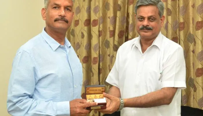 गोरखपुर: कुलपति ने लेफ्टिनेंट जनरल डीपी पांडेय को स्मृति चिन्ह और शॉल ओढ़ाकर किया सम्मानित