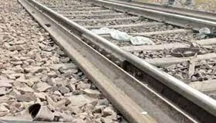 ललितपुर: रेलवे लाइन पर मिला पति-पत्नी का शव, इलाके में हड़कंप