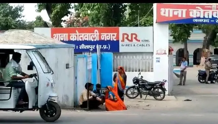सीतापुर: अस्पताल में महिला की मौत, परिजनों ने लगाया लापरवाही का आरोप, काटा हंगामा