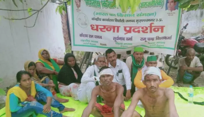 अयोध्या: ब्लॉक अध्यक्ष व उसके परिवार पर हमले के विरोध में भाकियू ने दिया धरना