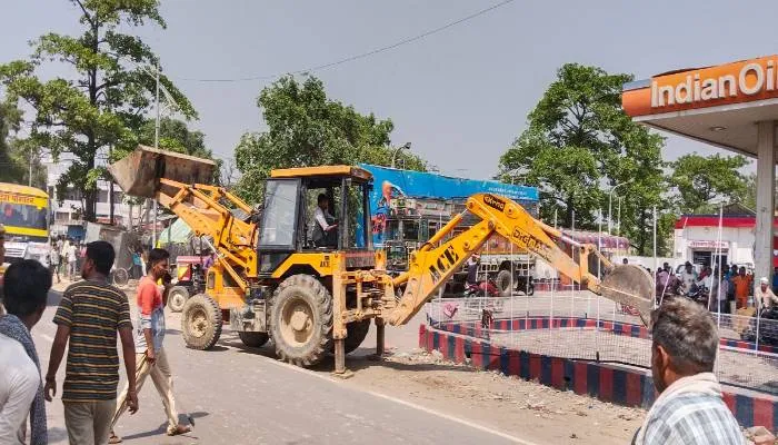 बाराबंकी: फतेहपुर में अतिक्रमण पर चला बुलडोजर, ध्वस्त किये गए अवैध निर्माण