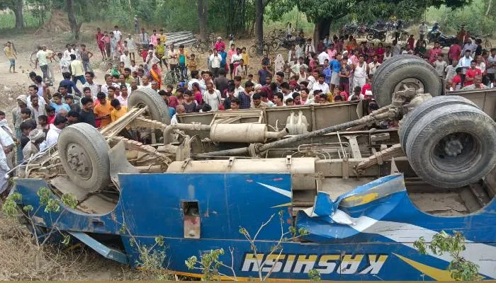 हरदोई में भीषण सड़क हादसा: खाई में गिरी बस, कंडक्टर की दर्दनाक मौत, 25 यात्री घायल