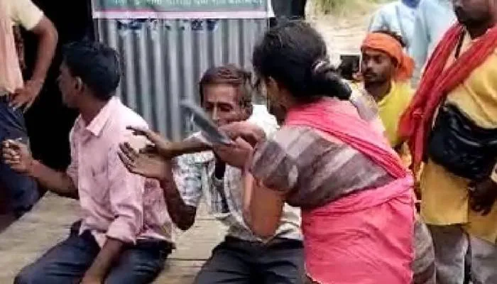 बाराबंकी: छेड़छाड़ से परेशान होकर महिला ने दो मनचलों को चप्पल से पीटा