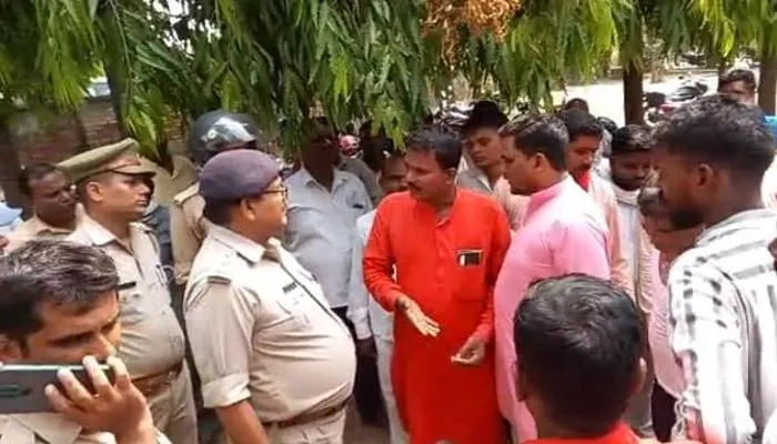 अयोध्या: दबंगों पर कार्रवाई न होने से भड़का निषाद समाज, 50 से भी अधिक लोग पहुंचे कृषि भवन