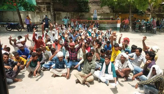 बहराइच: असलहे के बल पर ग्राम प्रधान ने गिरवाया पंचायत भवन, जांच के लिए गठित की गईं तीन टीमें