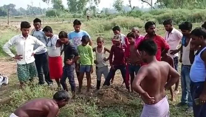 सीतापुर: सारस की मौत, बच्चों ने किया राजकीय पक्षी के शव का अंतिम संस्कार