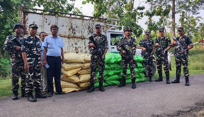 भारत-नेपाल सीमा पर एसएसबी और कृषि विभाग के अधिकारियों ने पकड़ी खाद की खेप, केस दर्ज