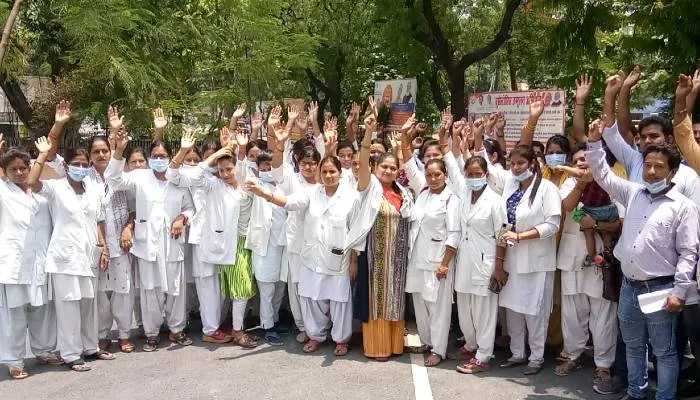 बहराइच: नौकरी जाने के डर से मेडिकल कॉलेज के आउटसोर्सिंग कर्मचारियों ने प्रशासन के विरुद्ध की नारेबाजी, सीएम को भेजा ज्ञापन