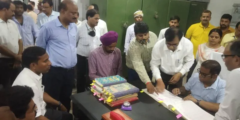 गोरखपुर: नवागत डीएम कृष्णा करुणेश पहुंचे ट्रेजरी ऑफिस, कार्यभार किया ग्रहण