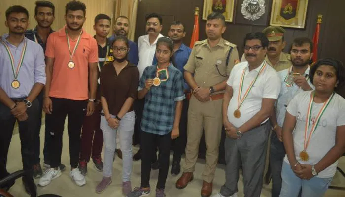 अयोध्या: शूटिंग में मेडल जीतने वाले खिलाड़ी किये गये सम्मानित