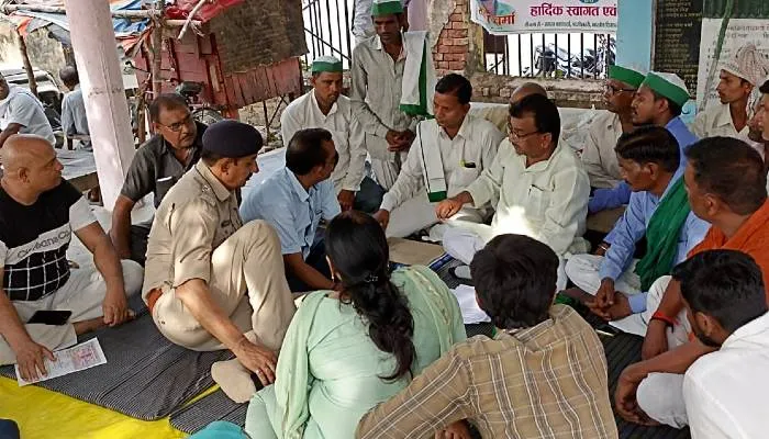अयोध्या: अफसरों से वार्ता के बाद भाकियू का धरना समाप्त