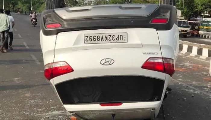 लखनऊ: अनियंत्रित होकर पलटी तेज रफ्तार कार, घायल ड्राइवर को पहुंचाया गया अस्पताल