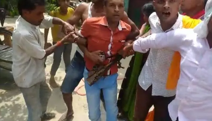 गोंडा: जमीनी विवाद में लहराया असलहा, वीडियो वायरल होने पुलिस ने की कार्रवाई