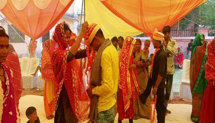 बहराइच: मुख्यमंत्री सामूहिक विवाह योजना के तहत एक दूसरे के हुए 376 जोड़े