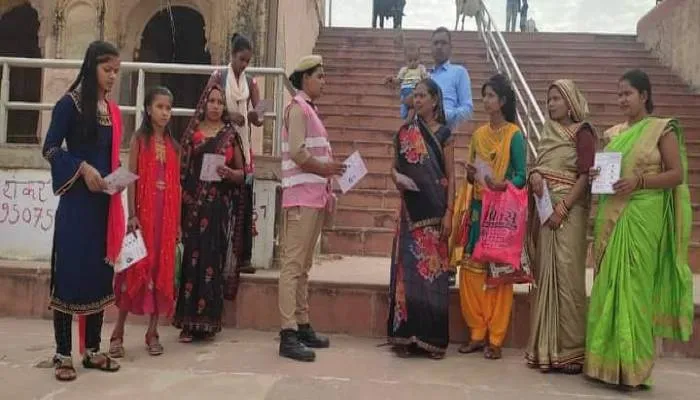 रायबरेली: मिशन शक्ति के तहत महिलाओं को जागरूक कर रही महिला पुलिस