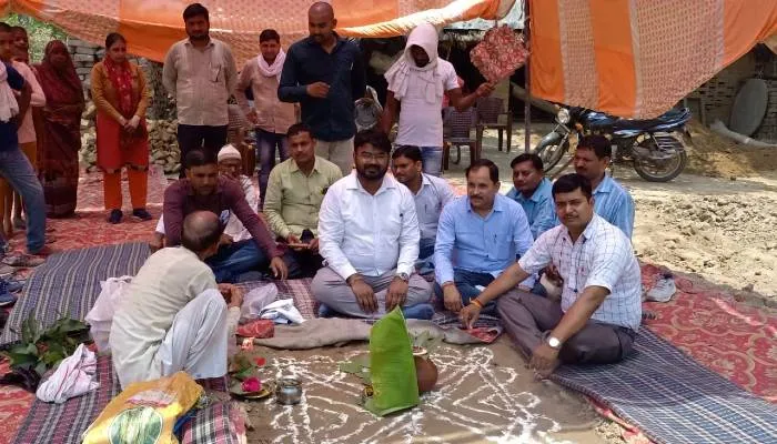 अयोध्या: पंचायत भवन की जमीन से हटा अवैध कब्जा, वैदिक मंत्रोच्चारण के साथ किया गया भूमि पूजन
