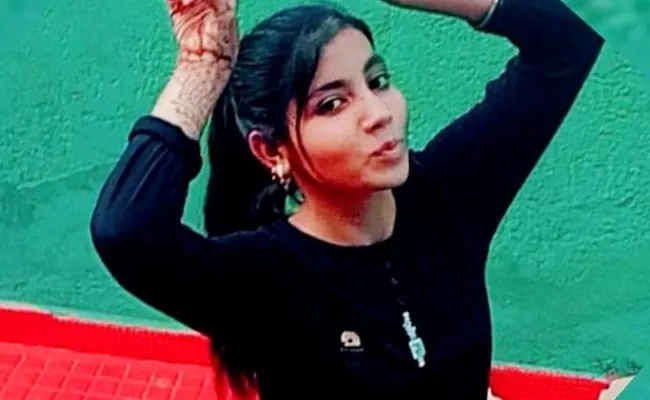 मथुरा: फेसबुक पर दोस्ती करने से किया मना, तो सिरफिरे ने की किशोरी की हत्या, बचाने आई मां को भी मारा चाकू