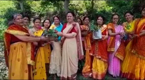 उत्तराखंड: शादी में हल्दी की रस्म के बीच कुमाऊंनी परिधानों में सजी महिलाओं ने दिया पर्यावरण संरक्षण का संदेश, VIDEO हो रहा वायरल