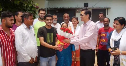हल्द्वानी: सीडीएस टॉपर हिमांशु पांडे को शाबासी देने घर पहुंचे कुमाऊं आयुक्त, टॉपर ने बताया सफलता का राज