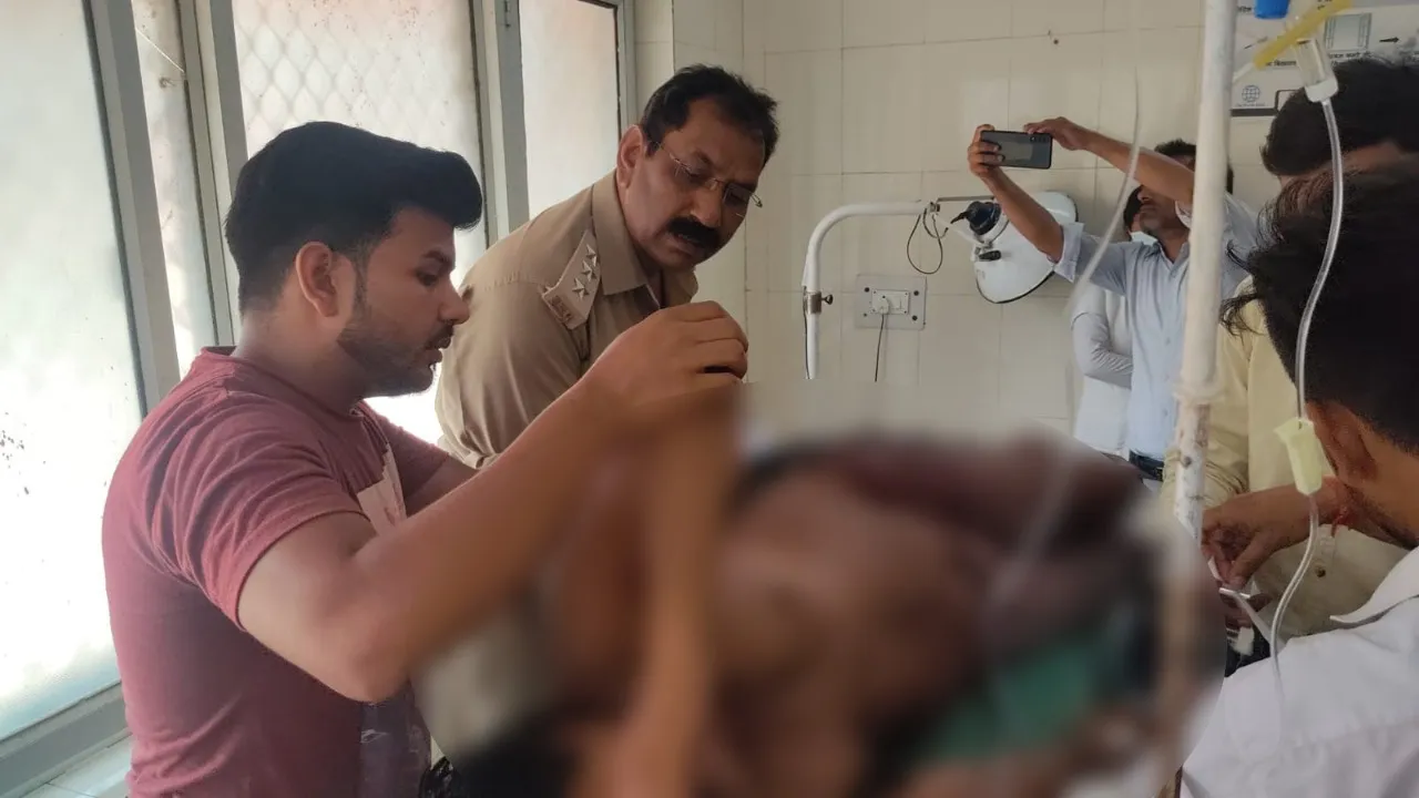 पीलीभीत: बांसुरी कारीगर को भाई ने चाकू मारा, हालत गंभीर